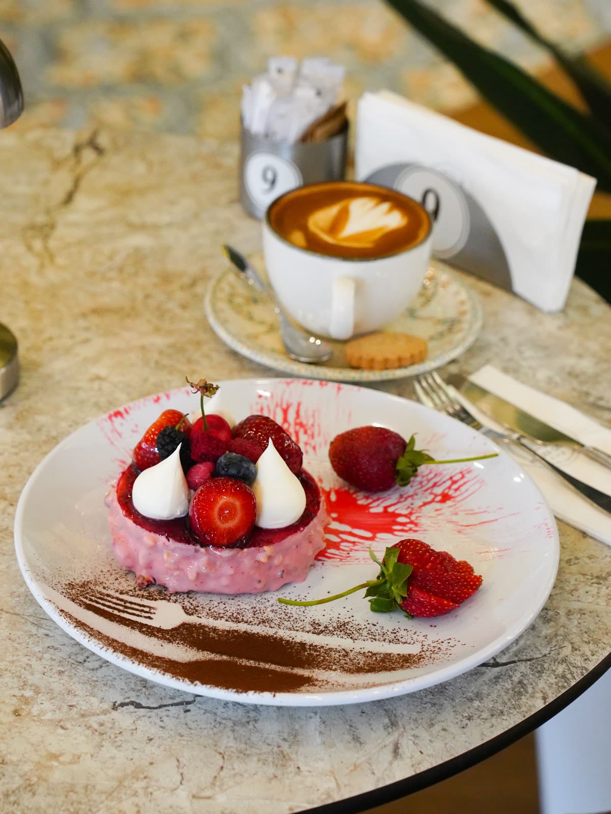 Orman meyveli tart ve latte art’lı cappuccino