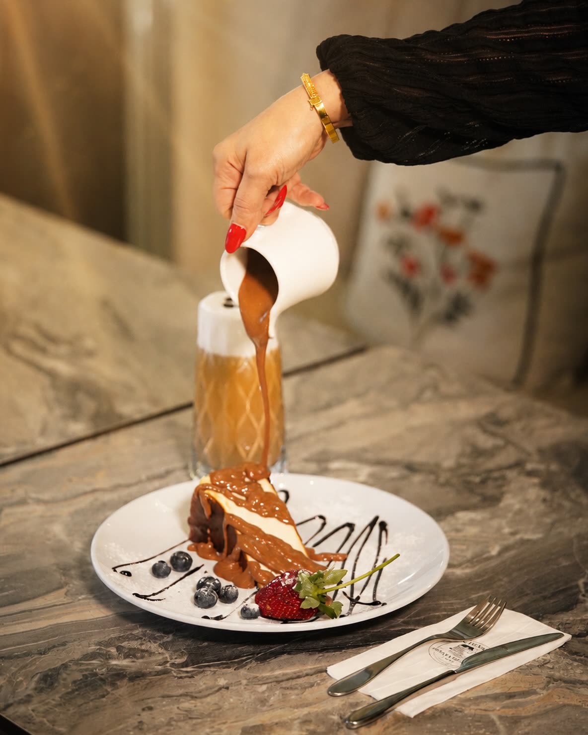 Karamel sosuyla cheesecake ve taze meyveler