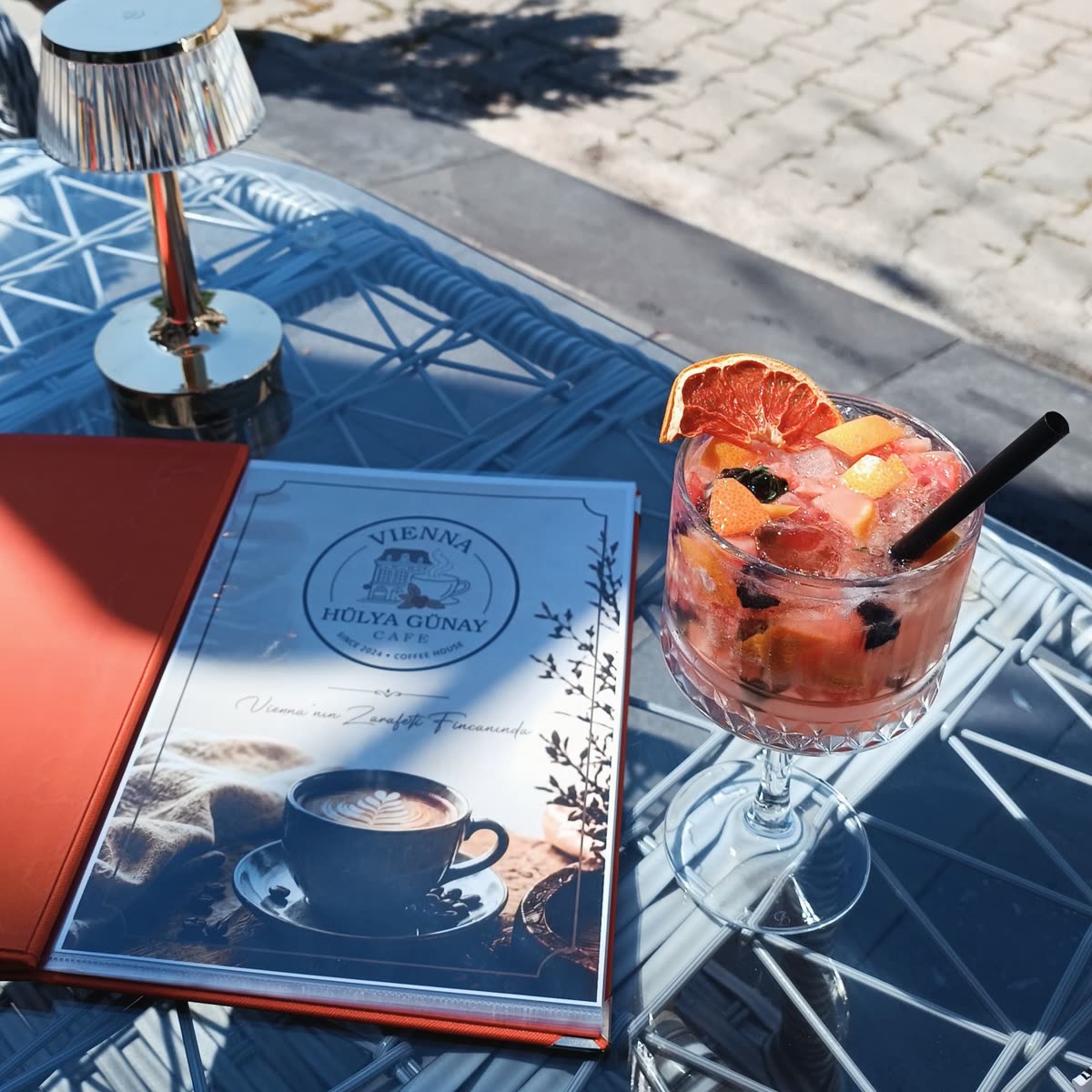 Meyveli soğuk içecek ve Vienna Cafe menüsü