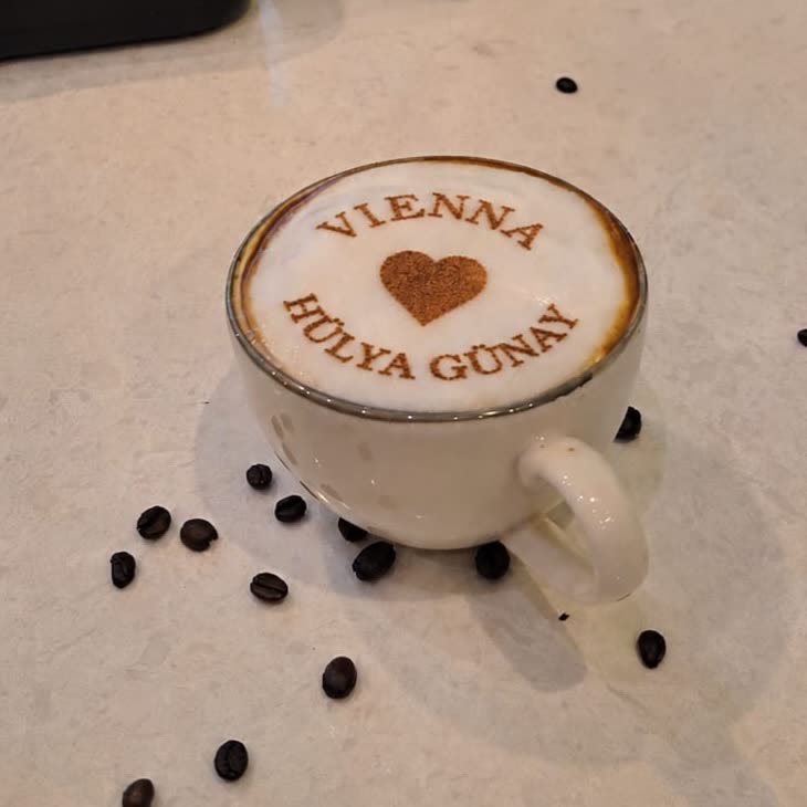 İmza latte art’lı kahve fincanı