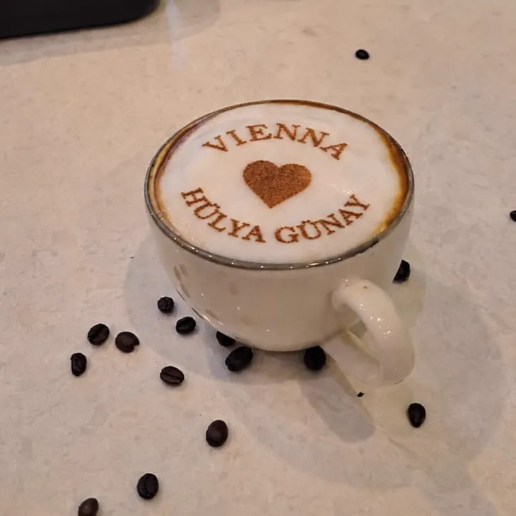 Vienna Hülya Günay imzalı, kalp desenli latte art
