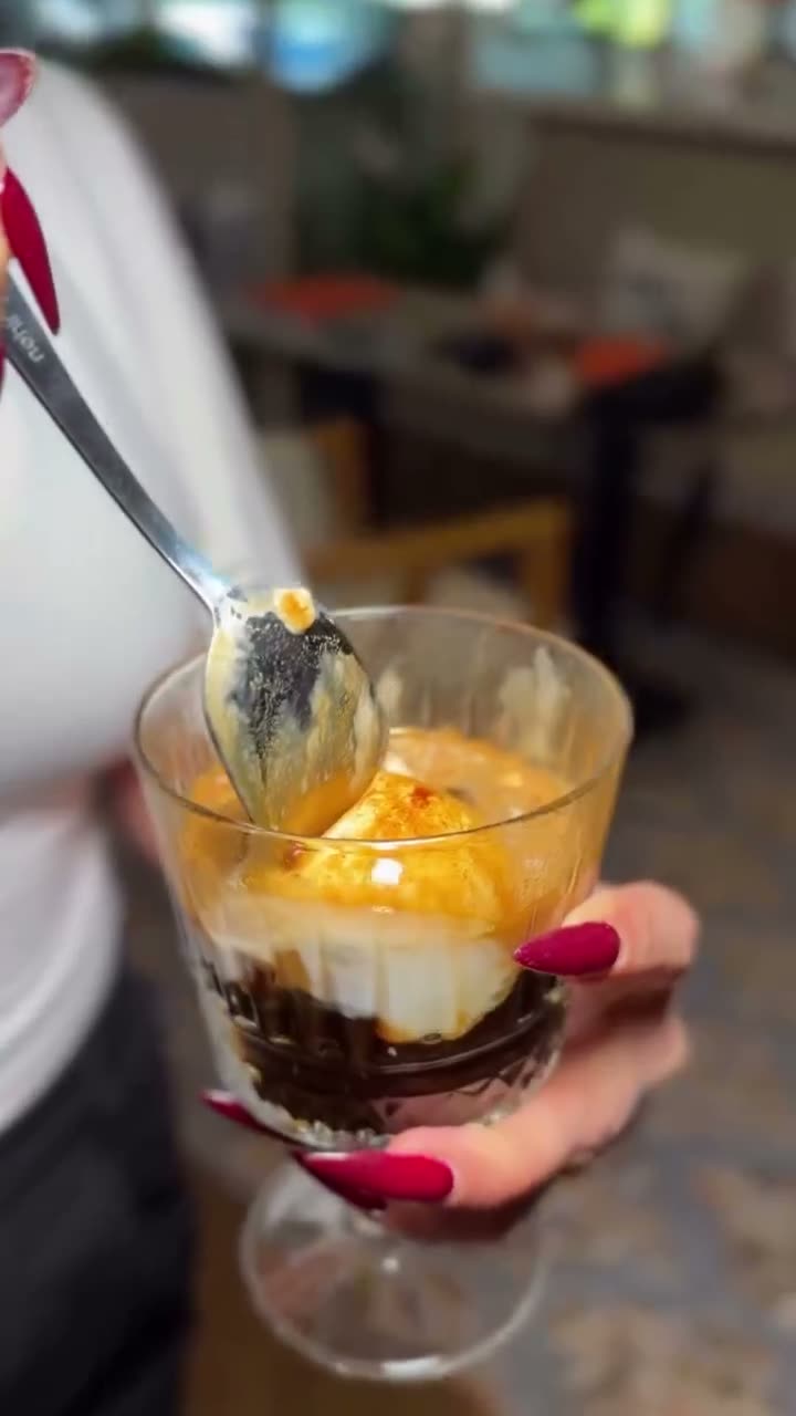 Cam bardakta affogato — espresso ve dondurma